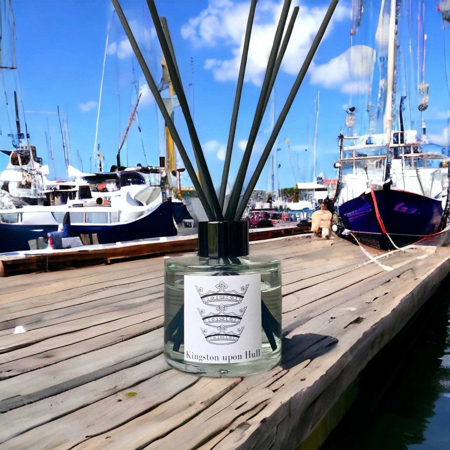 Gifts Edge of the Wolds | Kingston Upon Hull - Marine Candle & Diffuser Gift Set 75G/100Ml